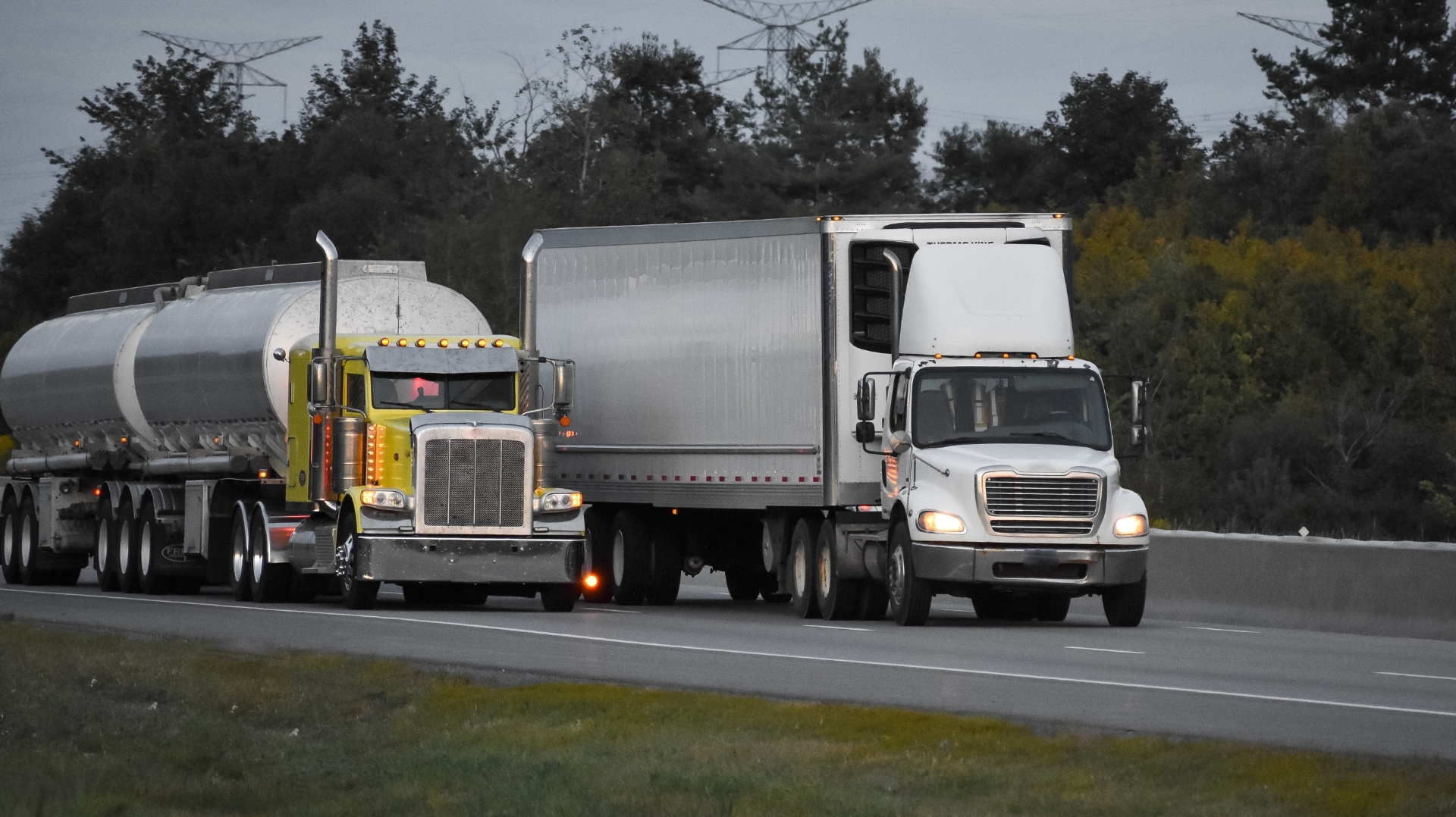 Xe bồn tiếp nhiên liệu hàng không